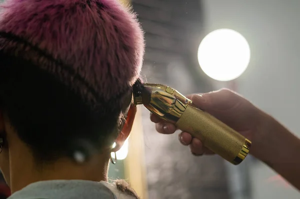 Kuaför Kadın Bir Müşterinin Kafasını Tıraş Eder Berber Dükkanında Kısa — Stok fotoğraf