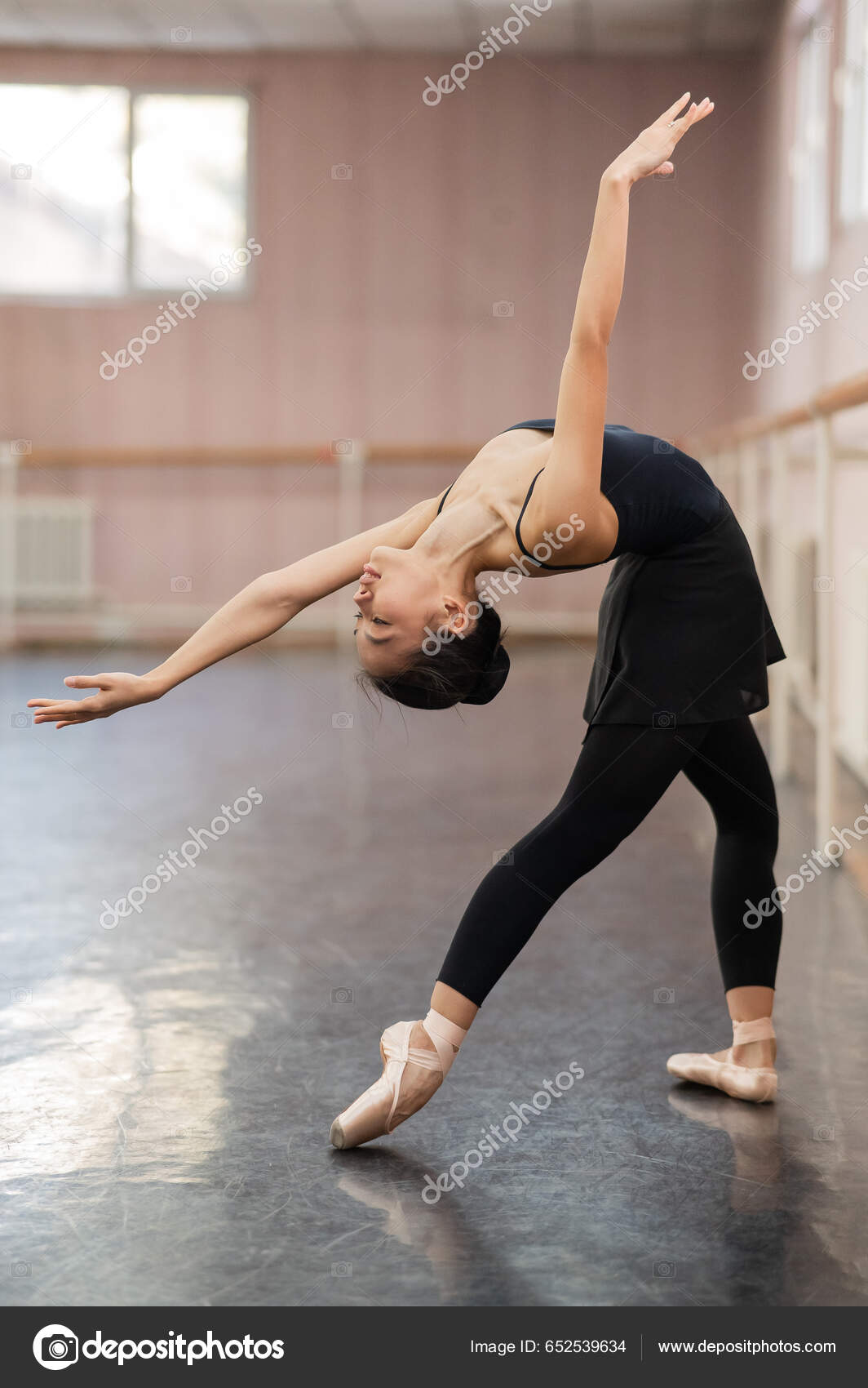 Asian Woman Doing Back Flexibility Exercises Ballet Barre fotos, imagens de  © inside-studio #652539634