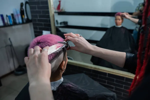 Friseur Schneidet Asiatin Mit Kurzen Rosafarbenen Haaren Friseurladen — Stockfoto