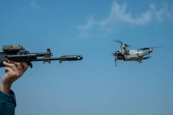 Homem Tem Como Objectivo Disparar Contra Drone Voador Contra Céu — Fotografia de Stock