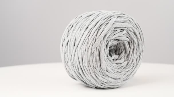 白地に綿糸が紡がれる灰色の玉 — ストック動画