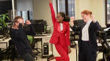 Afrikalı Amerikalı genç bir kadın Kafkas kızıl saçlı bir kadın ve ofisteki beyaz sakallı bir adama beşlik çakıyor.