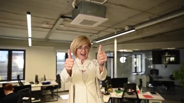 白いパンツを着た実業家が親指を立てて頭を掴む 360度動画 — ストック動画