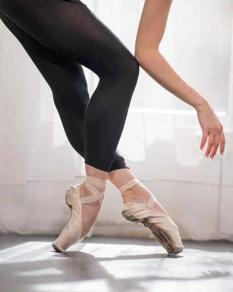 Close Van Benen Armen Van Een Ballerina — Stockfoto