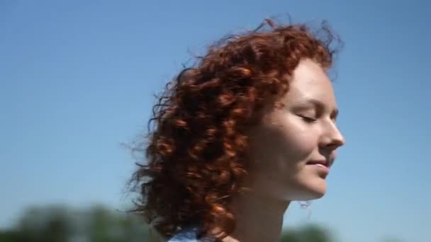 하늘에 머리의 곱슬머리의 여성의 초상화 비디오 360 — 비디오
