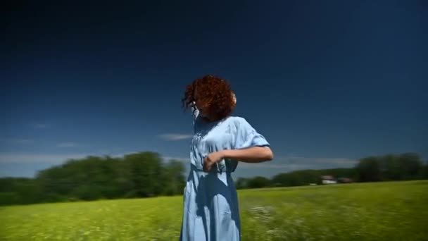 Caucasian Young Woman Blue Dress Dances Field Video 360 Degrees — Stock Video