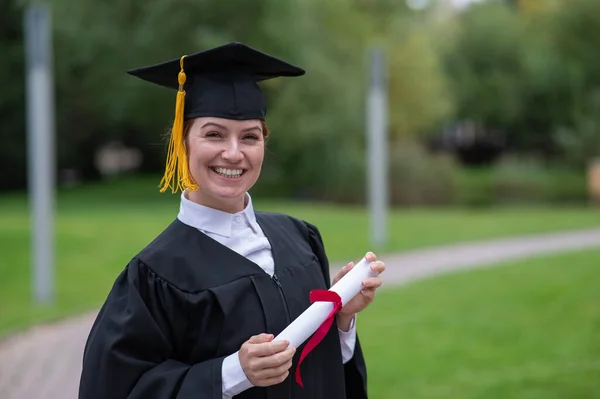Retrato Mulher Caucasiana Feliz Vestido Graduação Segurando Diploma Livre — Fotografia de Stock
