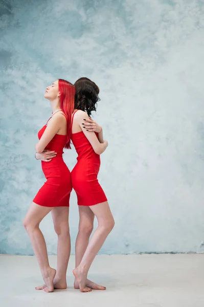 Full Length Portrait Two Women Dressed Identical Red Dresses Standing — Stock Photo, Image