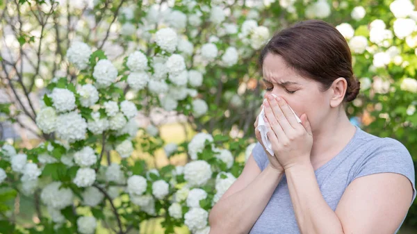 Mulher Caucasiana Sofre Alergias Espirros Enquanto Caminha Parque — Fotografia de Stock
