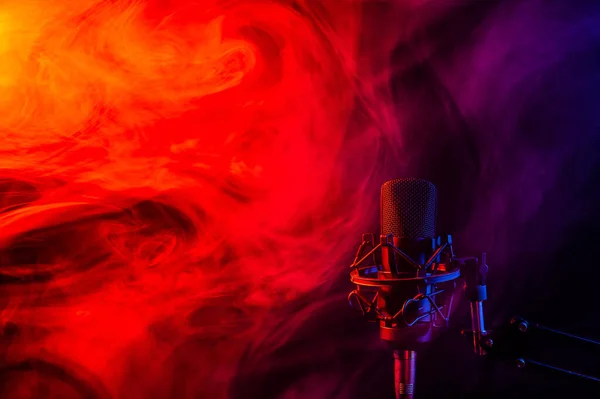 Professionele Microfoon Rood Blauwe Rook Een Zwarte Achtergrond — Stockfoto