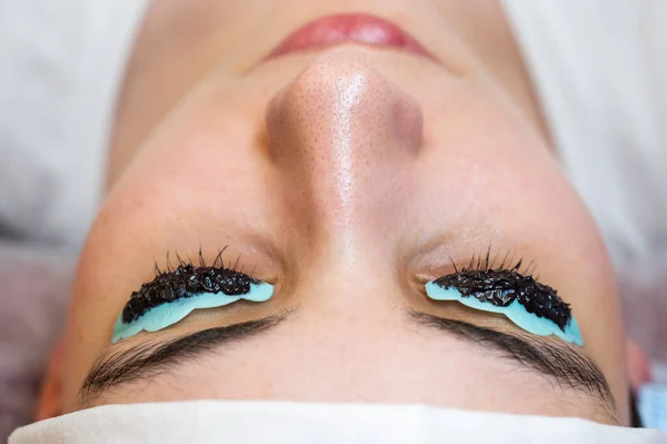 Retrato Cerca Una Mujer Sobre Procedimiento Laminación Teñido Pestañas Maquillaje — Foto de Stock