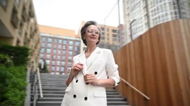 Şehir merkezindeki Kafkas bir iş kadınının portresi. Video 360 derece