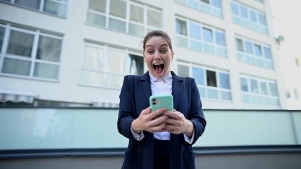 Vídeo 360 Graus Mulher Negócios Caucasiana Olhando Para Smartphone Começar — Vídeo de Stock