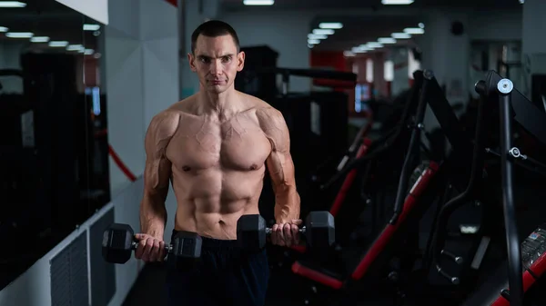 Shirtless Man Doing Bicep Exercises Dumbbells Gym — ストック写真
