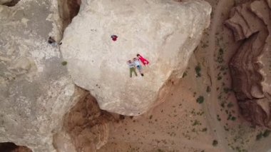 Charyn Canyon Kazakistan 'da yatan üç kişinin insansız hava aracının üst görüntüsü.