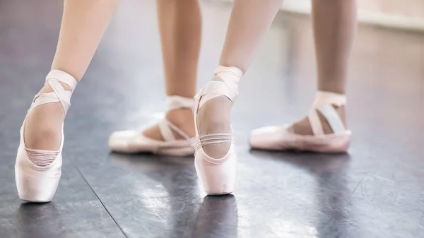 Close Van Benen Van Twee Ballerina Puntschoenen Een Dansles — Stockfoto