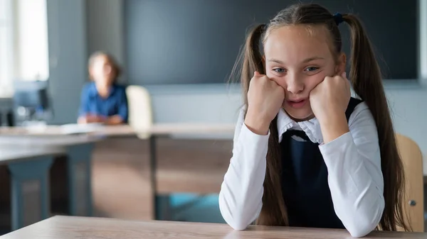 Küçük Beyaz Kız Okuldaki Dersten Sıkıldı Liseli Kız Masasında Oturuyor — Stok fotoğraf