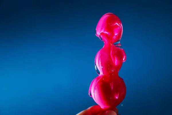 Женщина Выливает Смазку Розовые Анальные Бусины Голубом Фоне — стоковое фото