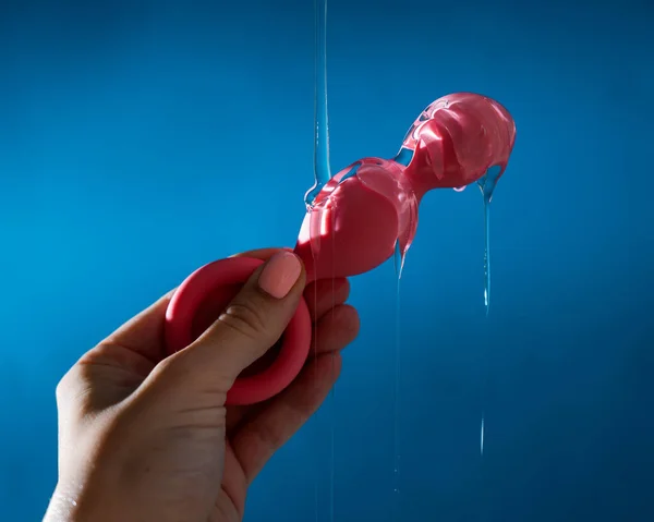 Öntés Kenőanyag Rózsaszín Anális Gyöngyök Kék Háttér — Stock Fotó