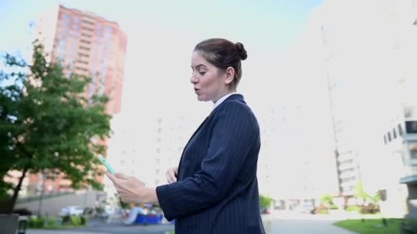 Video 360 Grader Kaukasiska Affärskvinna Talar Video Länk Utomhus — Stockvideo