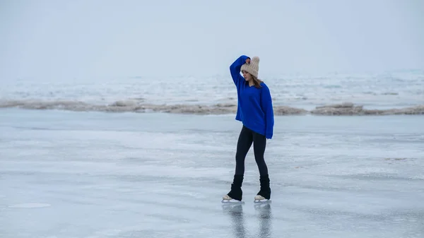 Femme Caucasienne Dans Pull Bleu Patinant Sur Lac Gelé — Photo