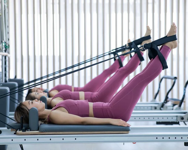 Pembe Spor Kıyafetli Asyalı Kadın Islah Yatağıyla Pilates Egzersizi Yapıyor — Stok fotoğraf