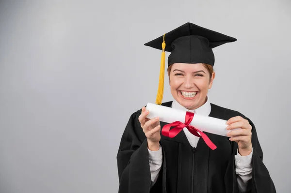 Mulher Sorridente Vestido Graduação Segurando Diploma Fundo Branco — Fotografia de Stock