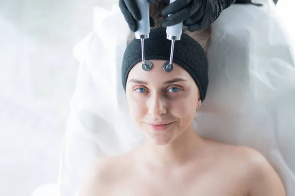 Genç Beyaz Kadın Mikro Akım Terapi Prosedürü Uyguluyor Güzellik Bürosu — Stok fotoğraf