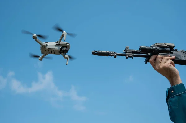 Hombre Apunta Disparar Rifle Avión Tripulado Volador Contra Cielo Azul —  Fotos de Stock