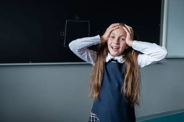Kafkasyalı Kız Elleriyle Kafasını Tutarak Tahtada Duruyor Liseli Kız Ders — Stok fotoğraf