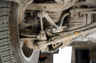 Garajdaki asansörde araba parçalarının yakın çekimi.