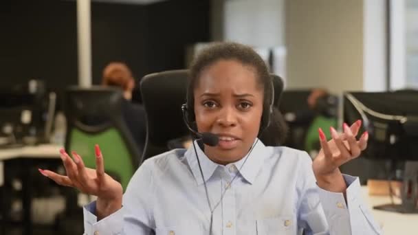 Африканська Молода Жінка Розмовляє Клієнтом Навушниках Жінка Працівниця Кол Центру — стокове відео