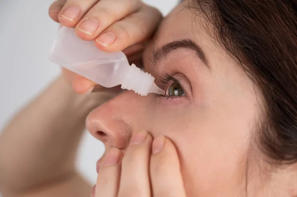 Mujer Caucásica Goteando Gotas Hidratantes Sus Ojos — Foto de Stock