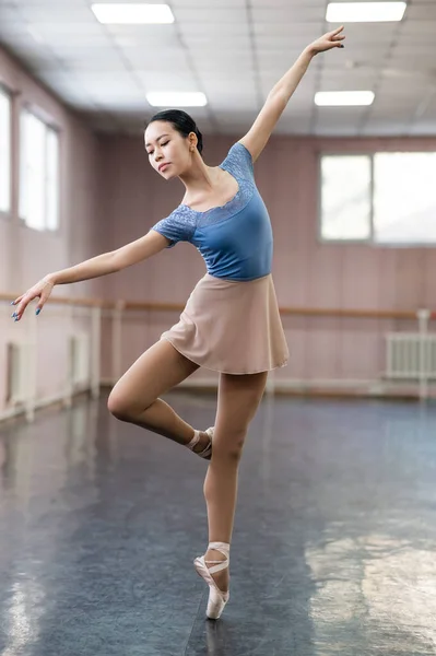 Elegante Bailarina Asiática Body Azul Una Falda Beige Está Ensayando —  Fotos de Stock