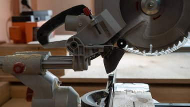 Bir atölyedeki dairesel testerenin yakın çekimi