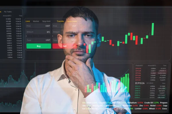 Kaukasier Blickt Dunkeln Auf Einen Virtuellen Bildschirm Aktiencharts — Stockfoto
