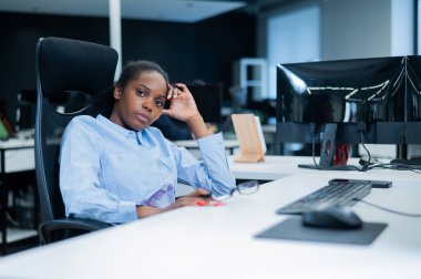 İş yerindeki Afrikalı genç kadın.