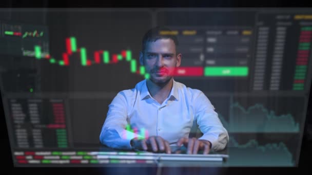 Homem Caucasiano Senta Escuro Frente Uma Tela Virtual Digita Teclado — Vídeo de Stock