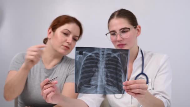 Orvos Konzultál Egy Kaukázusi Nővel Kommentálja Tüdő Röntgenjét — Stock videók