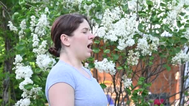 Белая Женщина Страдает Аллергией Чихает Время Прогулки Парку — стоковое видео