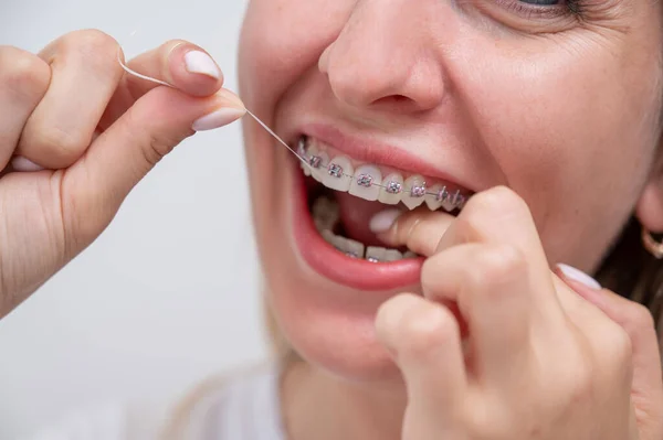 Кавказька Жінка Чистить Зуби Допомогою Зубної Нитки Портрет — стокове фото