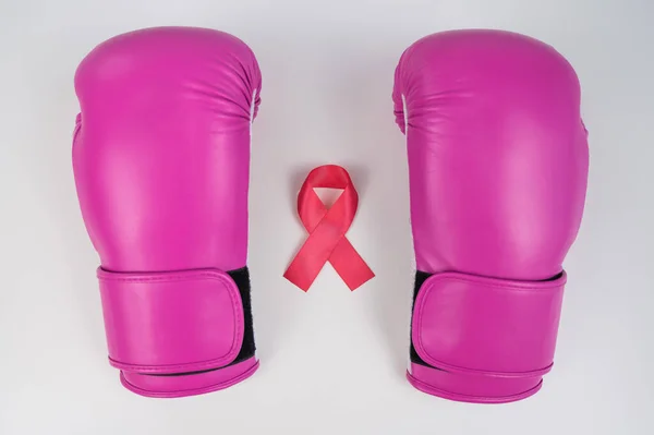 글러브와 배경에 유방암 싸움이라는 — 스톡 사진