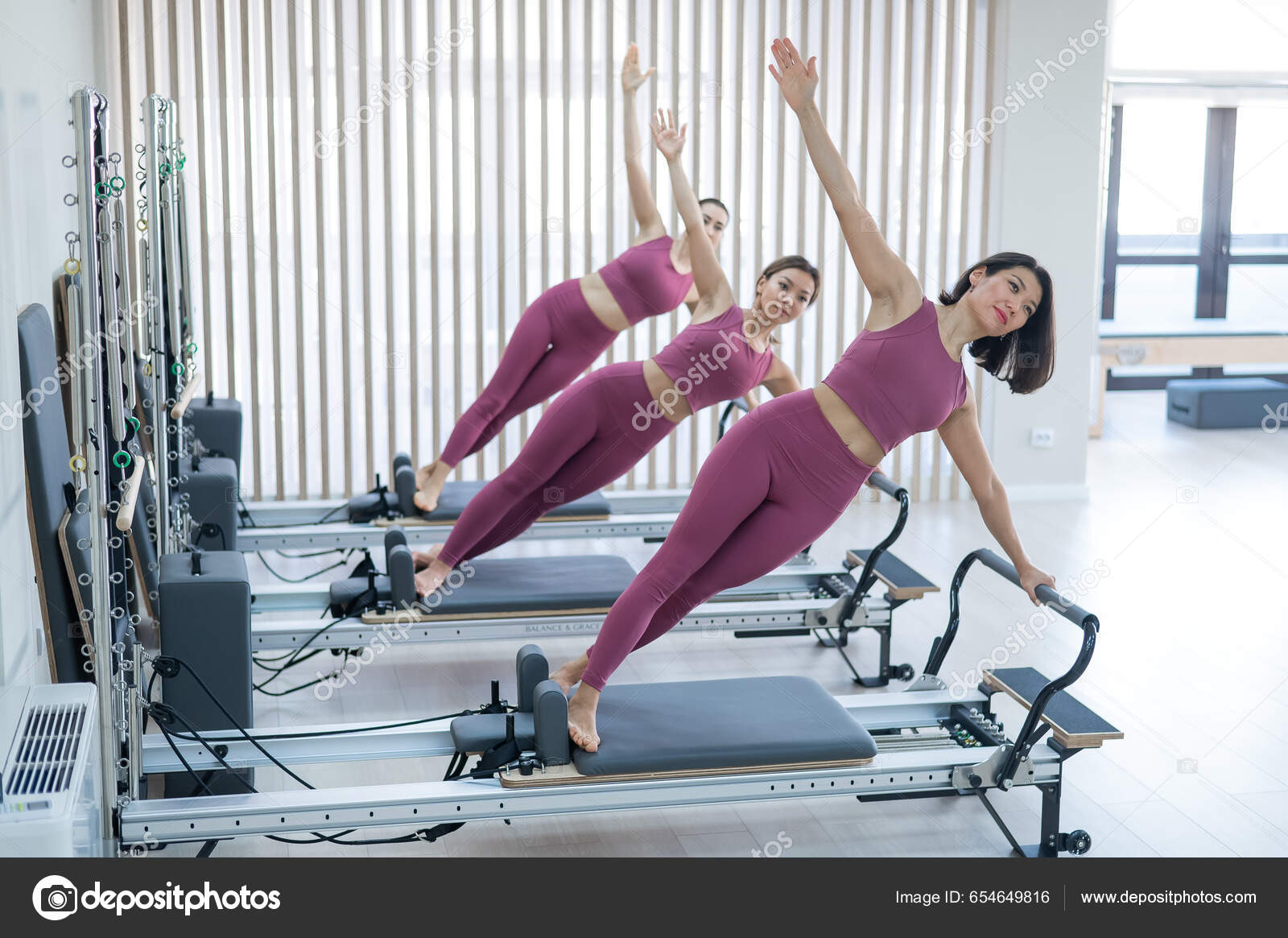 Tres Mujeres Asi ticas Ropa Deportiva Rosa Haciendo Tablones