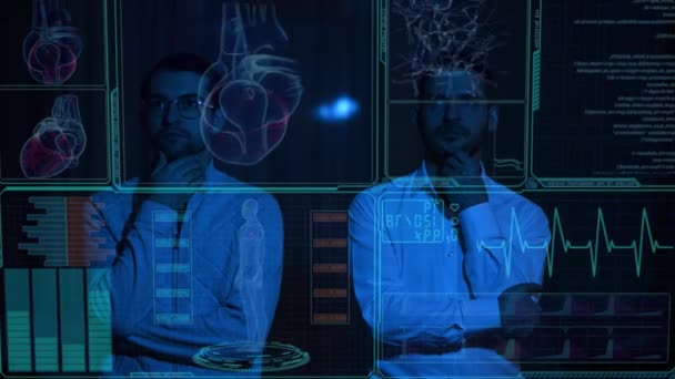 Двоє Білих Бородатих Чоловіків Шукають Обговорюють Дані Медичному Екрані Віртуального — стокове відео