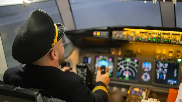 Homem Está Estudando Para Ser Piloto Simulador Aeronaves — Fotografia de Stock