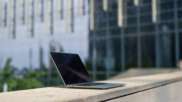 Open Laptop Outdoors Downtown Nobody — Stock Photo, Image