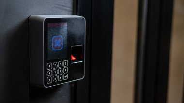 Girişte parmak iziyle anahtarsız modern kilidi reddetmek. Kimse yok.