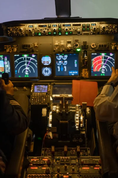 Pilotların Ellerinin Yakın Plan Çekimleri Uçağın Kontrolünde — Stok fotoğraf