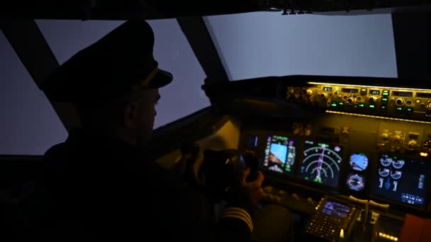 Een Man Studeert Piloot Worden Een Vliegtuigsimulator — Stockvideo