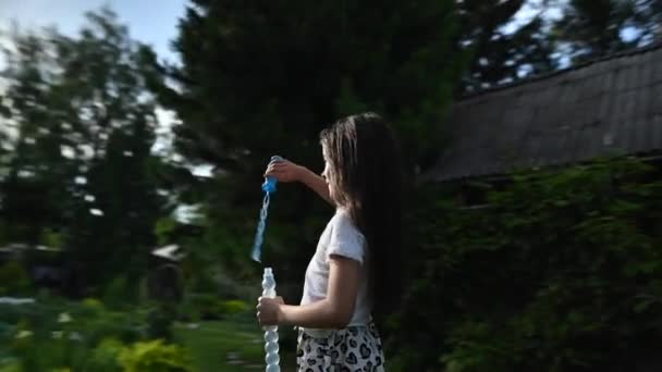 Маленькая Девочка Играет Мыльными Пузырями Улице Видео 360 Градусов — стоковое видео